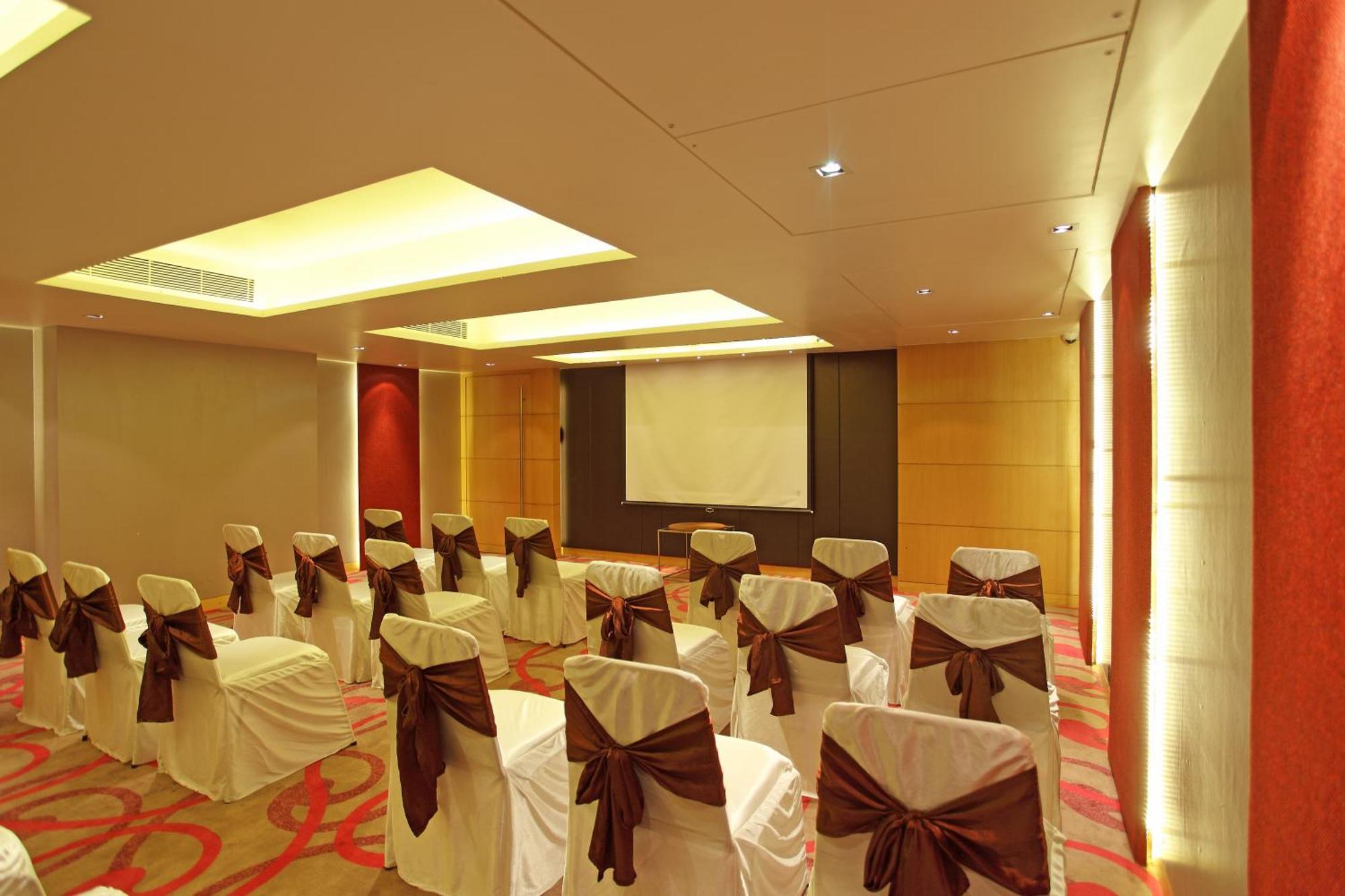 Comfort Inn Legacy Rajkot Negocio foto