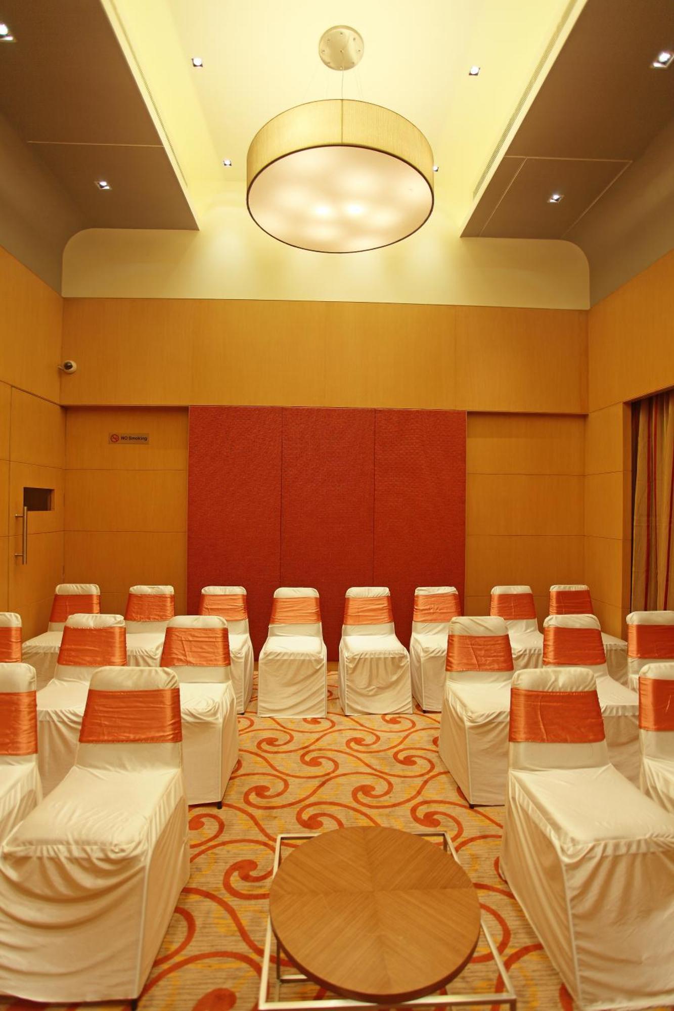 Comfort Inn Legacy Rajkot Negocio foto