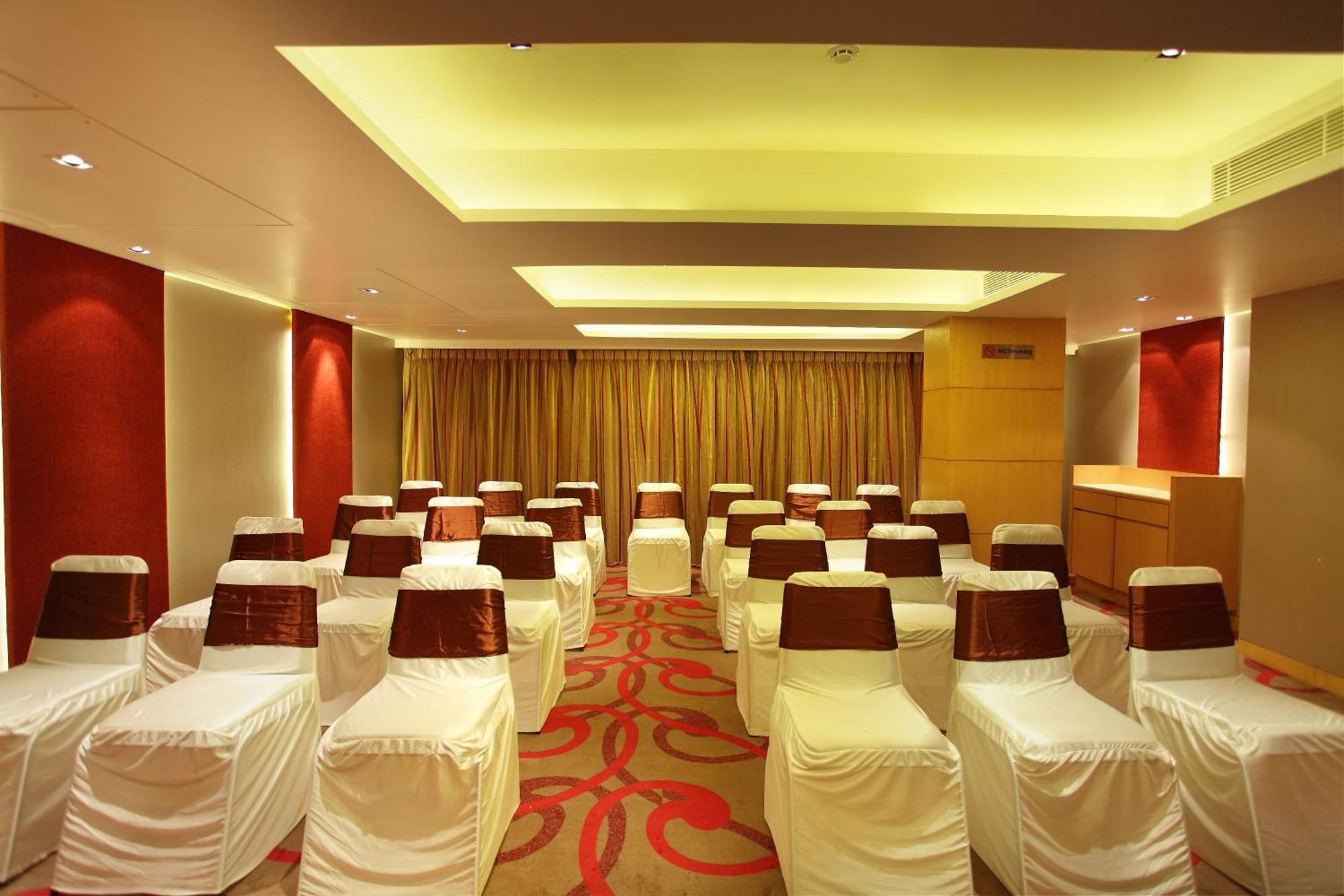Comfort Inn Legacy Rajkot Negocio foto