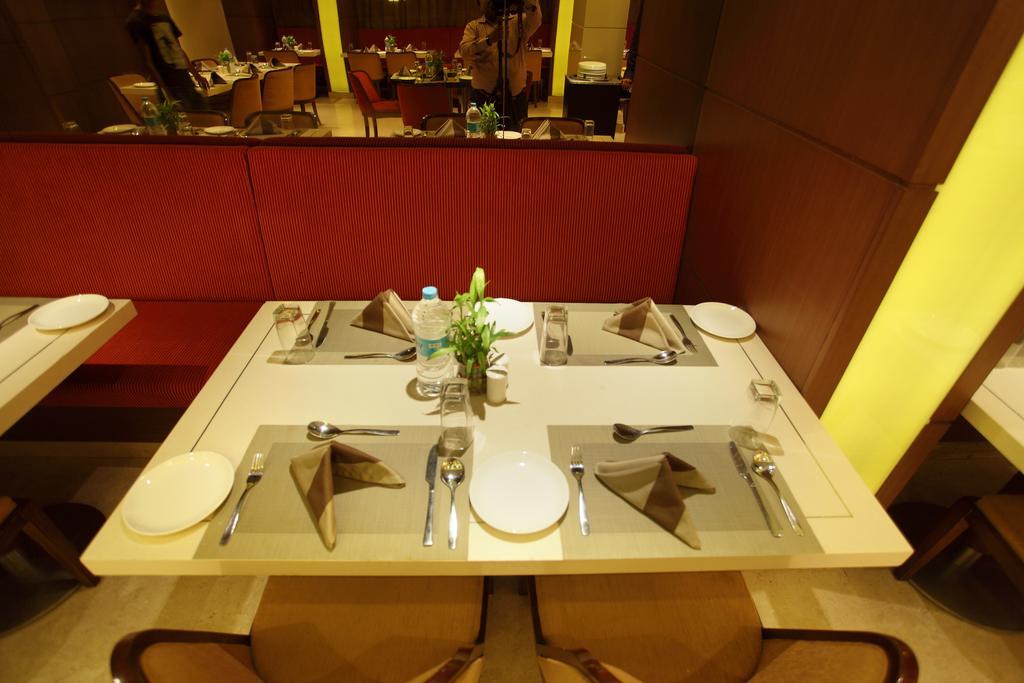Comfort Inn Legacy Rajkot Exterior foto